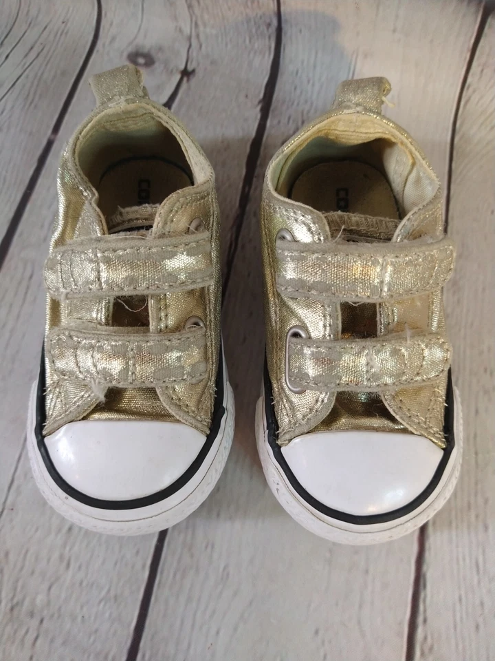 Sapatos CONVERSE/CHUCK TAYLOR infantis de ouro metálico GUC - tamanho 4 - Imagem 2 de 4