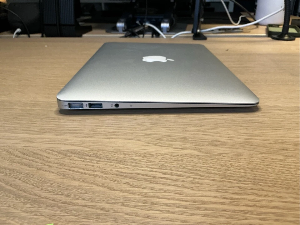 MacBook Air 11” 2011 - plateado - High Sierra - 94 % de capacidad de batería Foto 4 de 4