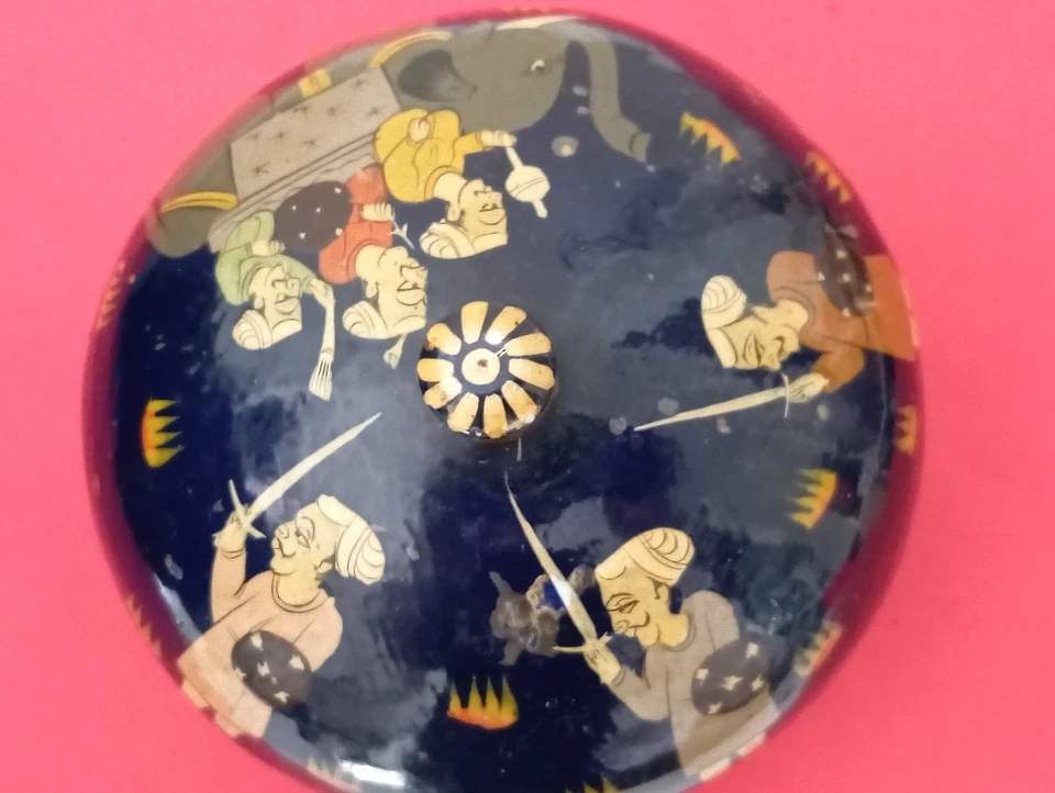 BOITE OVALE EN CARTON BOUILLI  LAQUE DECOR PERSONNAGE - Photo 2/4