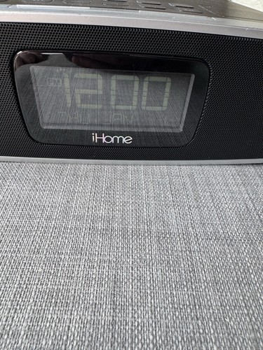 iHome iP90 Dual Alarm Clock Radio AM/FM Presets & Dock for iPod and iPhone - Picture 5 of 9