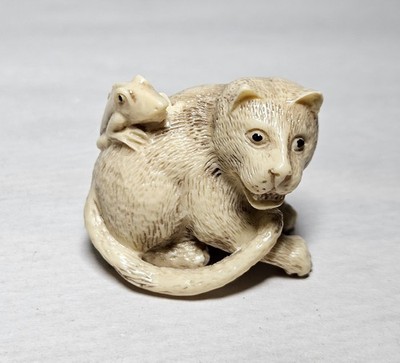 Vintage Netsuke Cat W/ Iguana Plastic Resin Figurine Signed 1.5''x1.25'' 