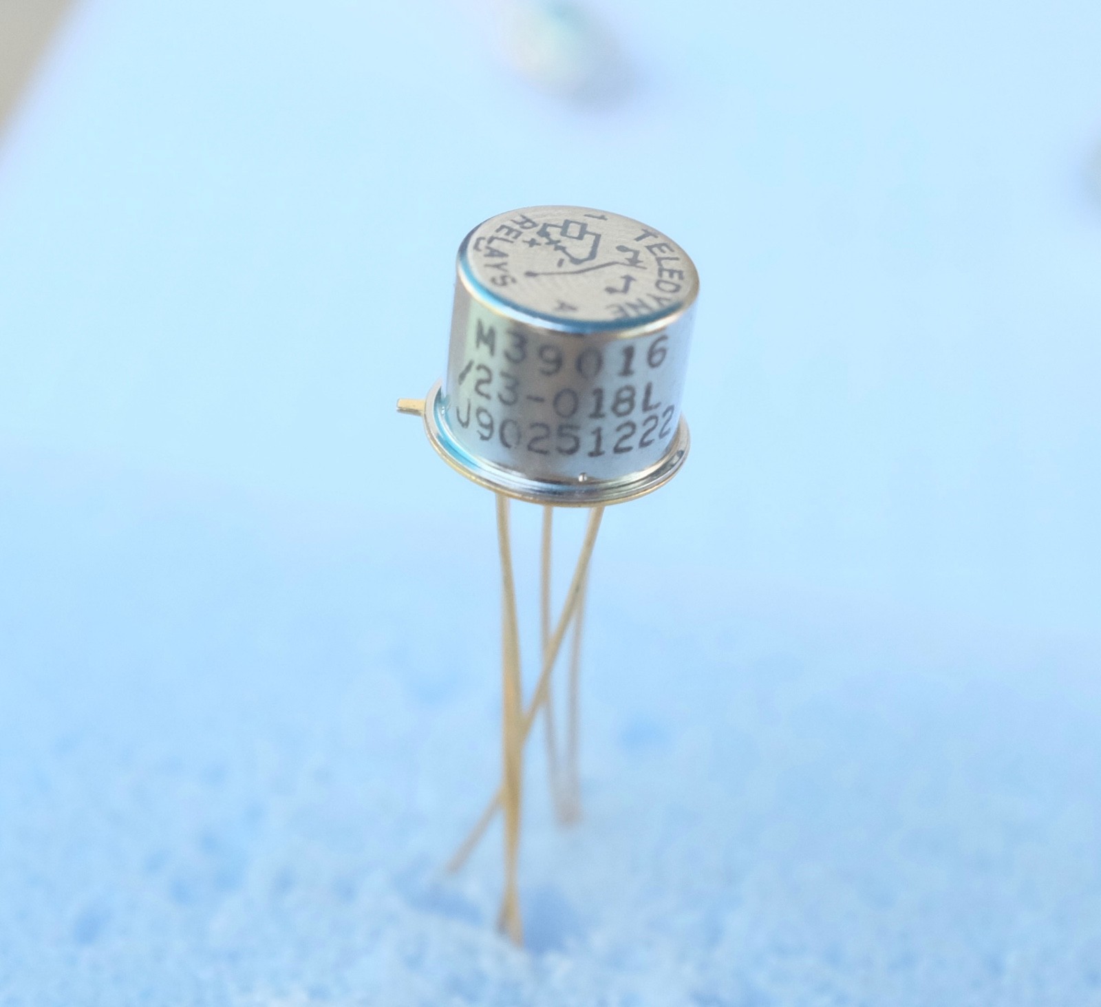 Relais ultra-miniature J411D-26WL Teledyne avec commutation haute isolation DPDT - 4