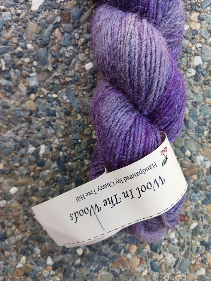 Madeja de 3 oz - Lana en el bosque hilo pintado a mano por Cherry Tree Hill - color uva Foto 2 de 2
