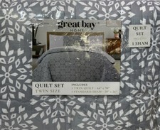    Great Bay Home: Reversible Snowflake Quilt Set - Twin 2 Piece      