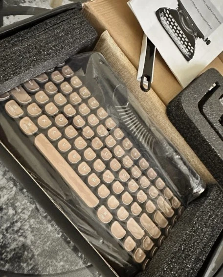 KnewKey RYMEK RetroStyle Mechanical Black/Gold Wired/Wireless Bluetooth Keyboard - Image 4 of 4