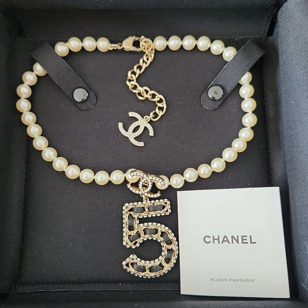 Collana CHANEL Chanel5 perle marchio cocco