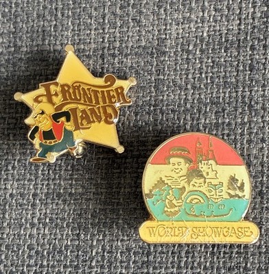 2 x Vintage 80er Jahre Walt Disney World Pin Anstecker. Frontierland & World Showcase.