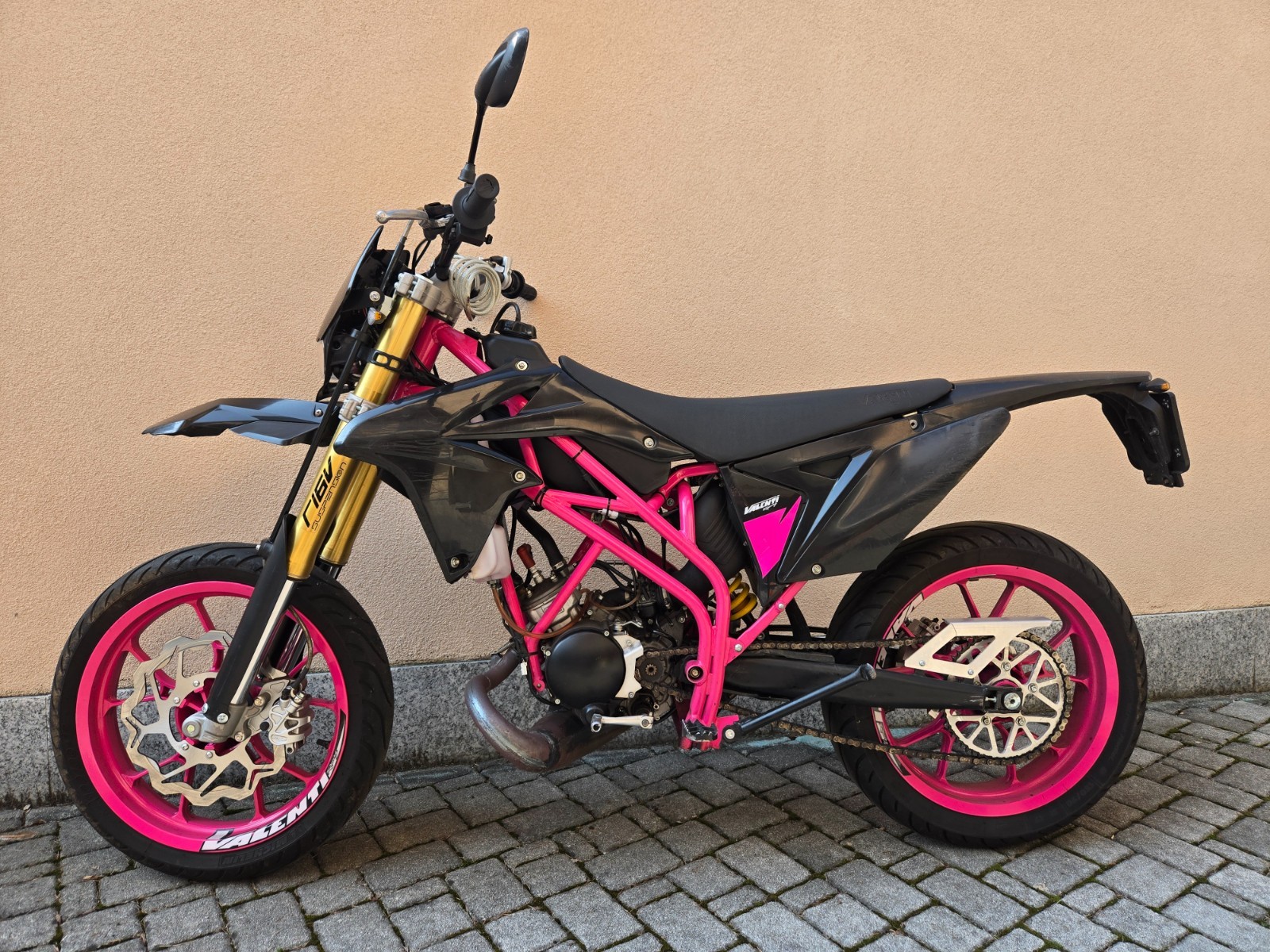 Valenti Suzuky 50 cc NERO/ FUCSIA N01 50 LOW foto 2