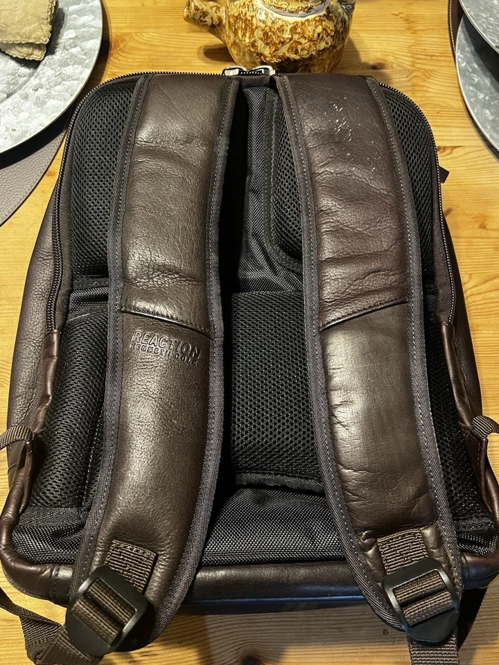 Mochila Kenneth Cole Reaction Manhattan Messenger 16" laptop couro pré-owne - Imagem 2 de 4