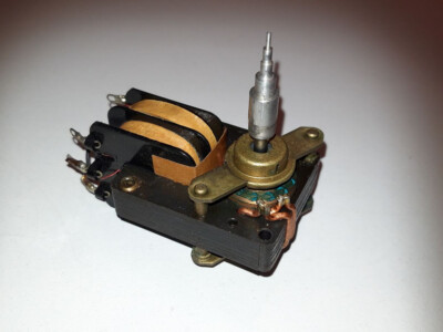 Motor aus Philips Stereo-Plattenwechsler-Chassis WC 82 /11 AG1035W