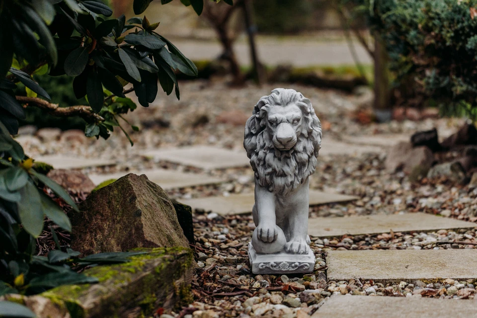 Löwen mit Kugel rechts Steinfigur H.47 cm Grau 21 kg Weißbeton frostsicher - Bild 2 von 4