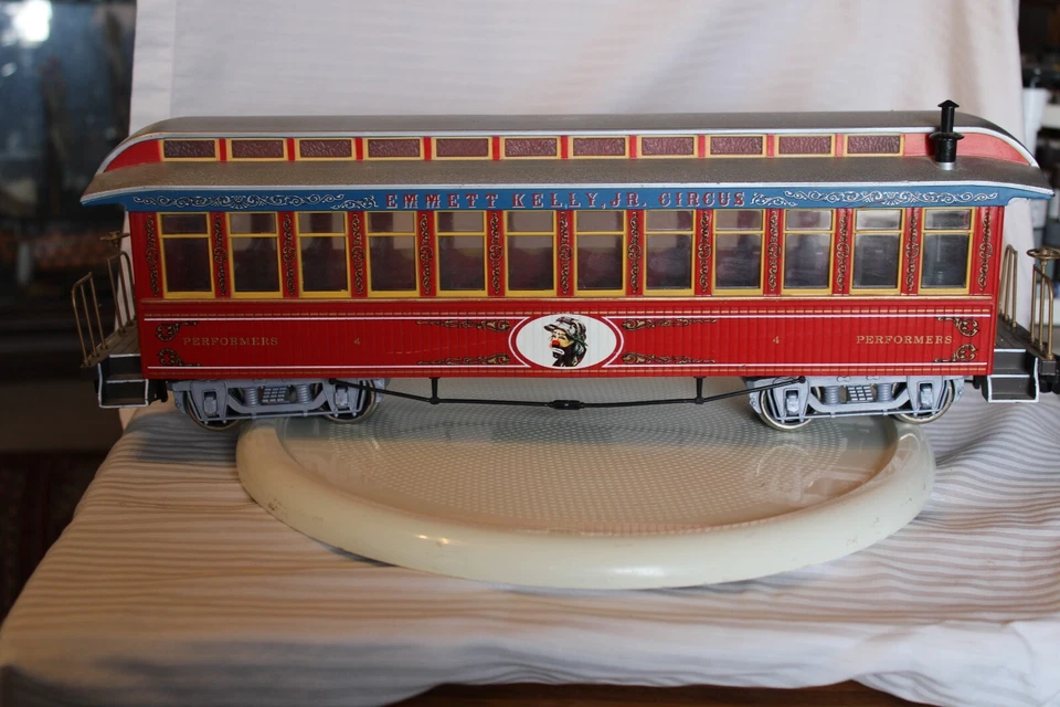 G Scale Bachmann Emmett Kelly Circus Red Performers Coach Car Lighted, Interior - Image 3 of 4
