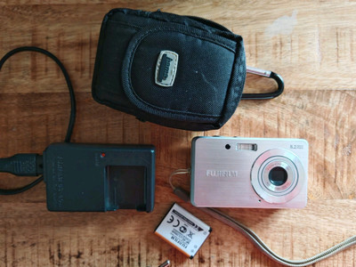 FujiFilm FinePix J10 Digitalkamera (8,2 Megapixel, 3-fach opt. Zoom, 6,4 cm (2,5