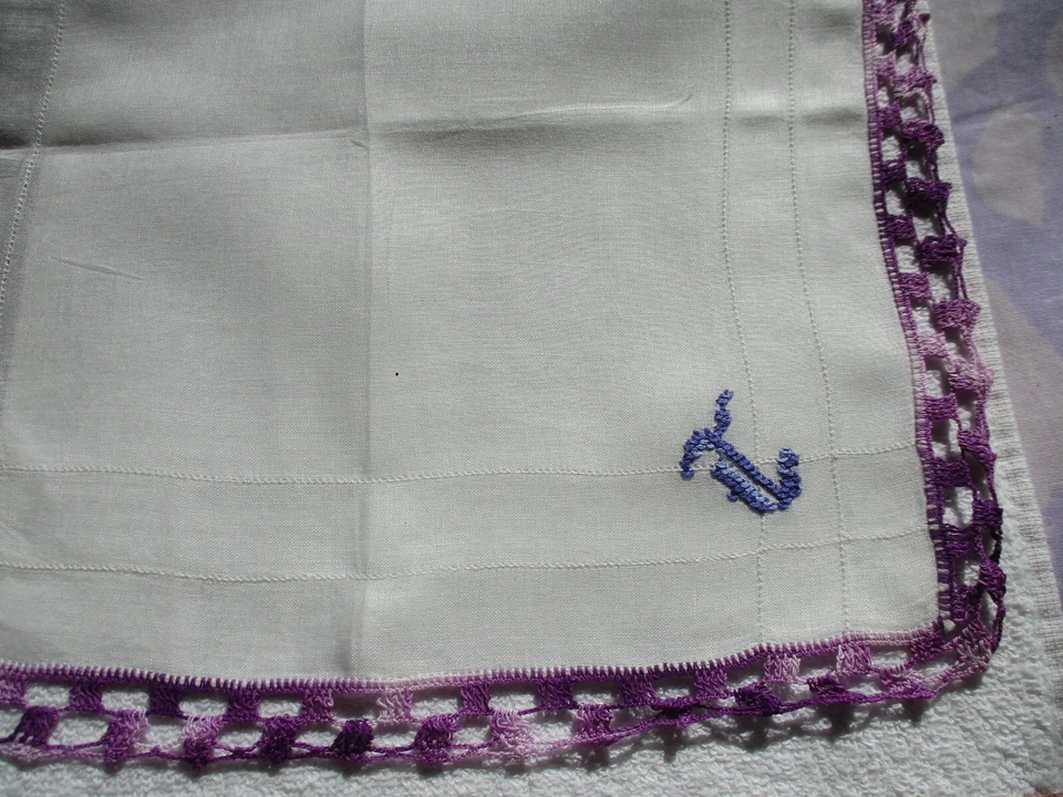 Винтажный белый носовой платок с ручной монограммой «T» фиолетовый. Вязаная фиолетовая кайма - Изображение 3 из 4