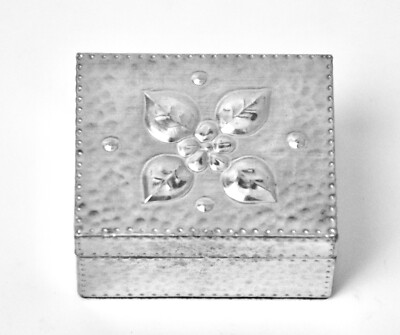Vintage Zinndose Handarbeit und gefüttert mit Blumendekor oben drauf