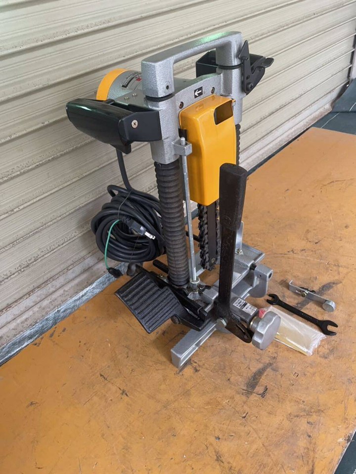 Makita Chain Mortiser 7100B TESTED DIY power tools electric wood Yellow