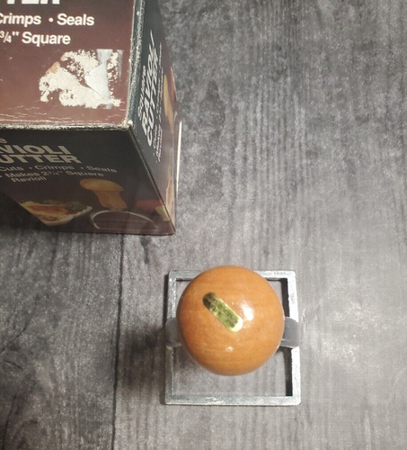 Nuevo en caja cortador de ravioli cuadrados de colección 2 3/4" cortes de mango de madera sellos engarzados - Imagen 4 de 5
