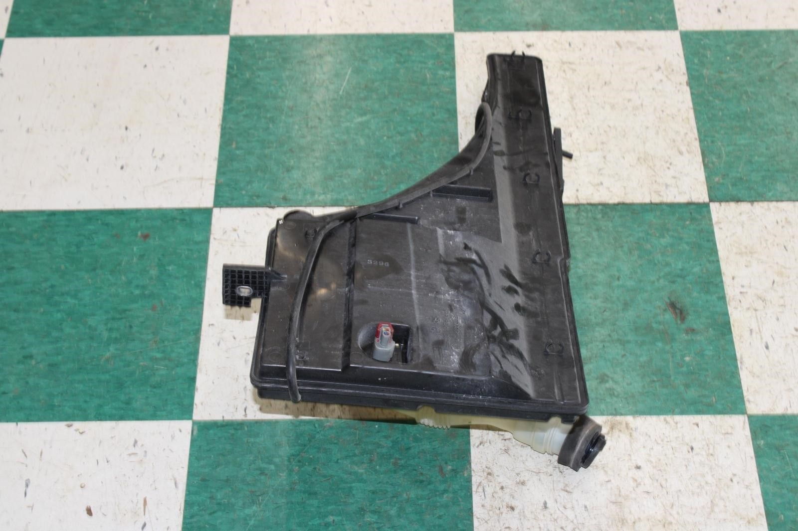 Maserati Ghibli 2014-2021 Washer reservoir