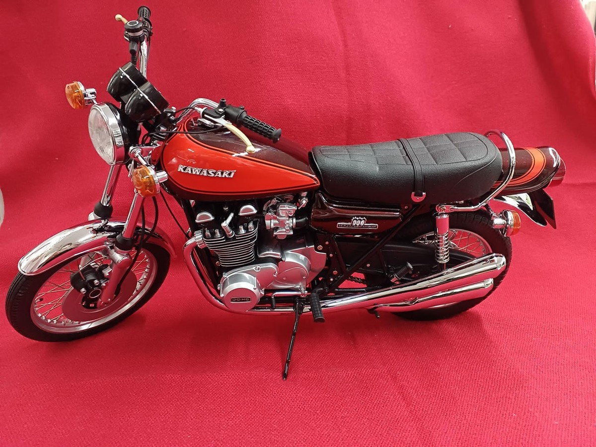 Minichamps Kawasaki 900 Z1 (1973) 1/6 Scale Motorcycle with