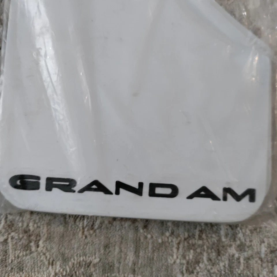 Nos GM protectores contra salpicaduras guardabarros Pontiac Grand Am blanco con letras negras 999194 Foto 2 de 4