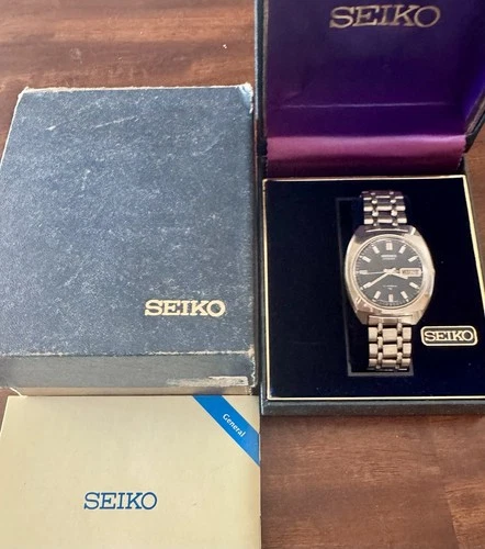 Vintage Men’s Seiko Automatic 17 Jewels Stainless Steel 7006-8059 Watch With Box