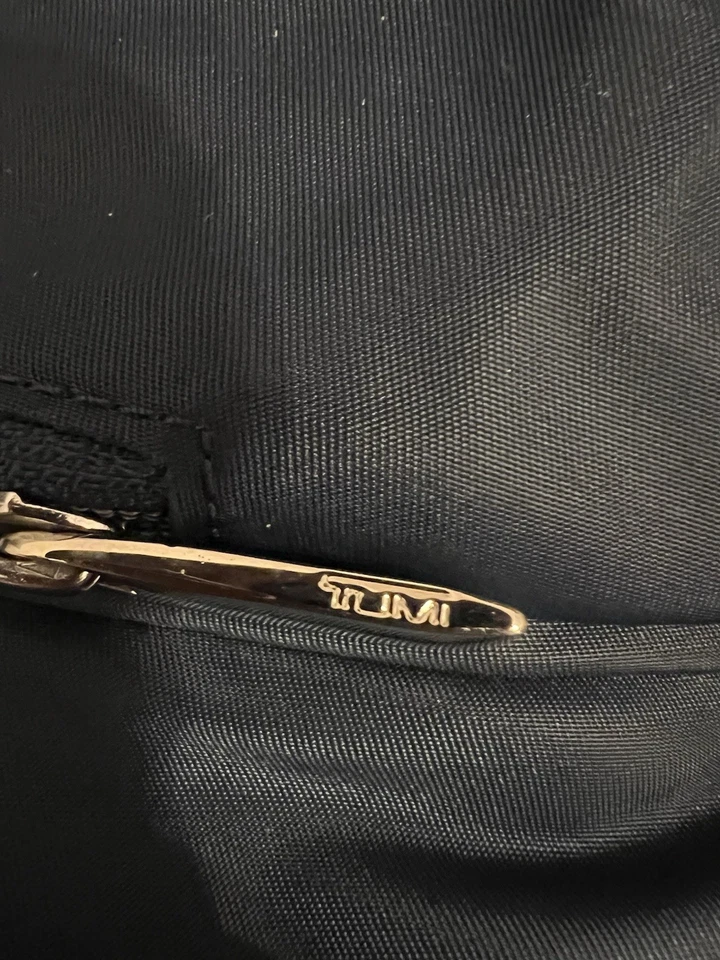 Mochila Tumi de nailon azul marino con forro naranja nueva sin etiquetas Foto 3 de 4