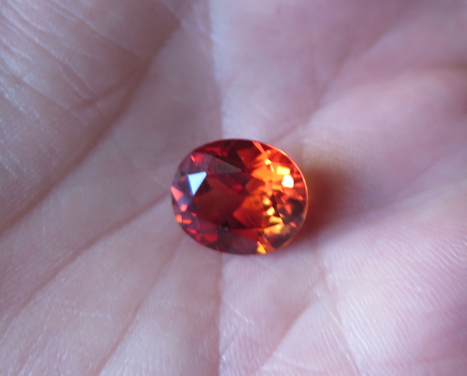 Saphir Verneuil mandarine ovale sublimer une bague pour les grandes occasions