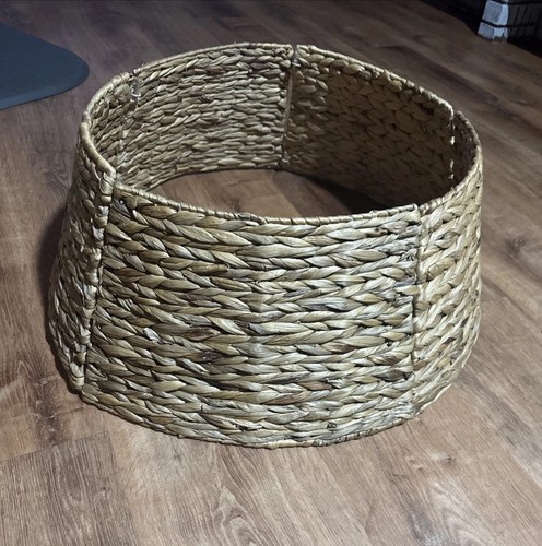 Handcrafted Woven Hyacinth Christmas Tree Collar 5 Panel 21” Diameter 10” Tall - Picture 1 of 4