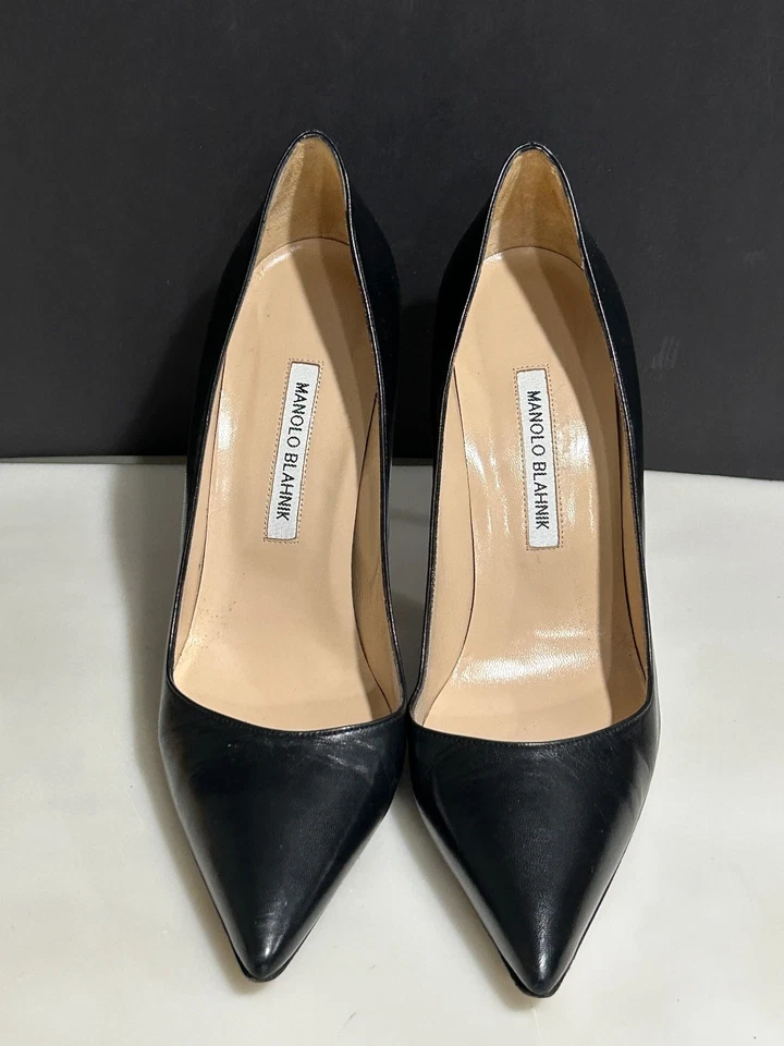 40 - 9 EUA - 7 Reino Unido Manolo Blahnik BB 105 Bombas Salto Apontado de Couro Preto - Imagem 2 de 4