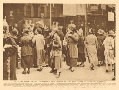 High Street Kensington show windows. Crowd of potential customers 1926 print