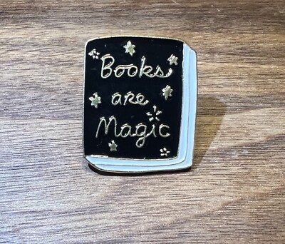 Bücher sind magisch Emaille Pin schwarz Booktok Bookish Leseliebhaber Geschenk 