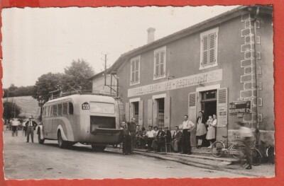 CPA - COUR ET BUIS - 38 - L'ARRIVEE DES CARS GAUTHIER - HOTEL PUTOUD - BUS