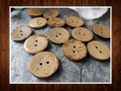 1)   10 Knöpfe Kokos 15 mm 1,5 cm Holz Tracht Puppe Jacke Mantel Tasche Hose