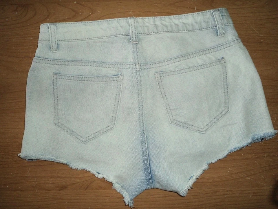 PANTALONES CORTOS DE MEZCLILLA JEAN DE ENCAJE Y TACHUELAS VIOLONCHELO ¡TAN LINDOS! M 5-7 JR o MUJER 4/6 EN MUY BUENA CONDICIÓN Foto 3 de 4