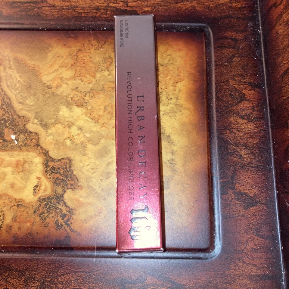 URBAN DECAY REVOLUTION BRILHO LABIAL DE ALTA COR BRICKHOUSE 0,17 oz Pro Make Up Gift - Imagem 3 de 4