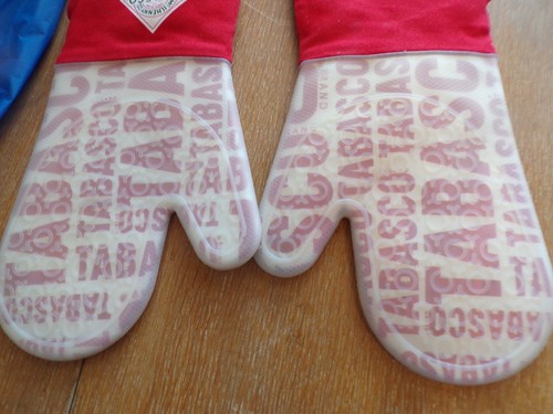 TABASCO® Novelty Silicone Non-Slip Kitchen Oven Mitt - Picture 4 of 11