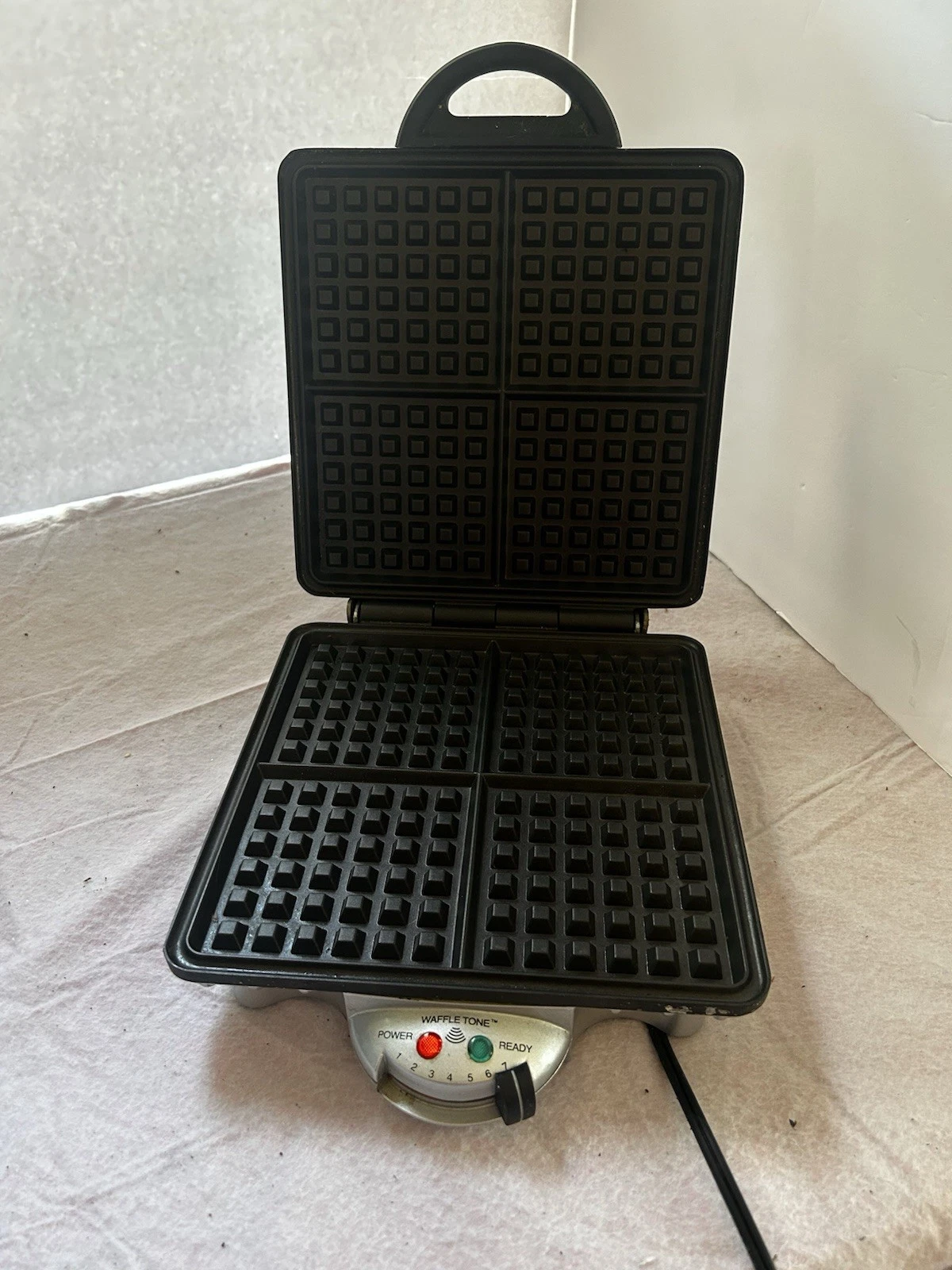 VillaWare Uno Belgian Waffle Maker Model 2001 4 Square Waffle Iron 1200W Working
