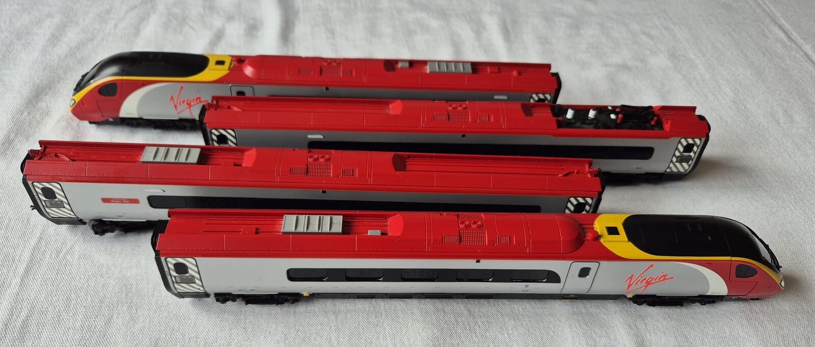 Hornby Virgin Train Set Pendolino 390 012 Engine + Dummy & 2 Carriages
