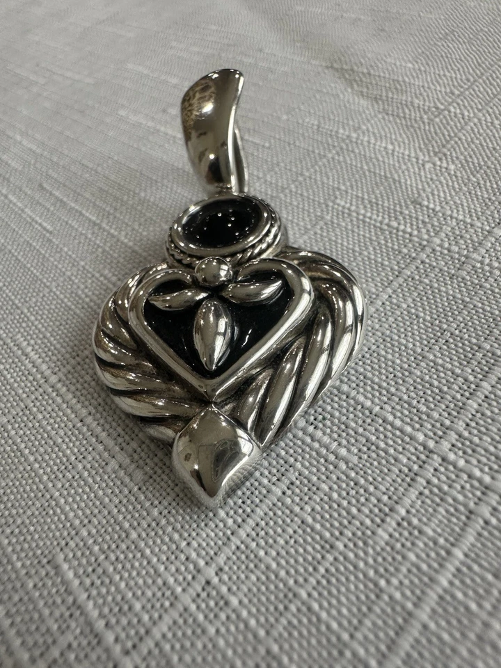 Colgante Corazón Flor De Lis Designs De Colección Tono Plateado y Esmalte Negro 2x1 1/4 Foto 2 de 4