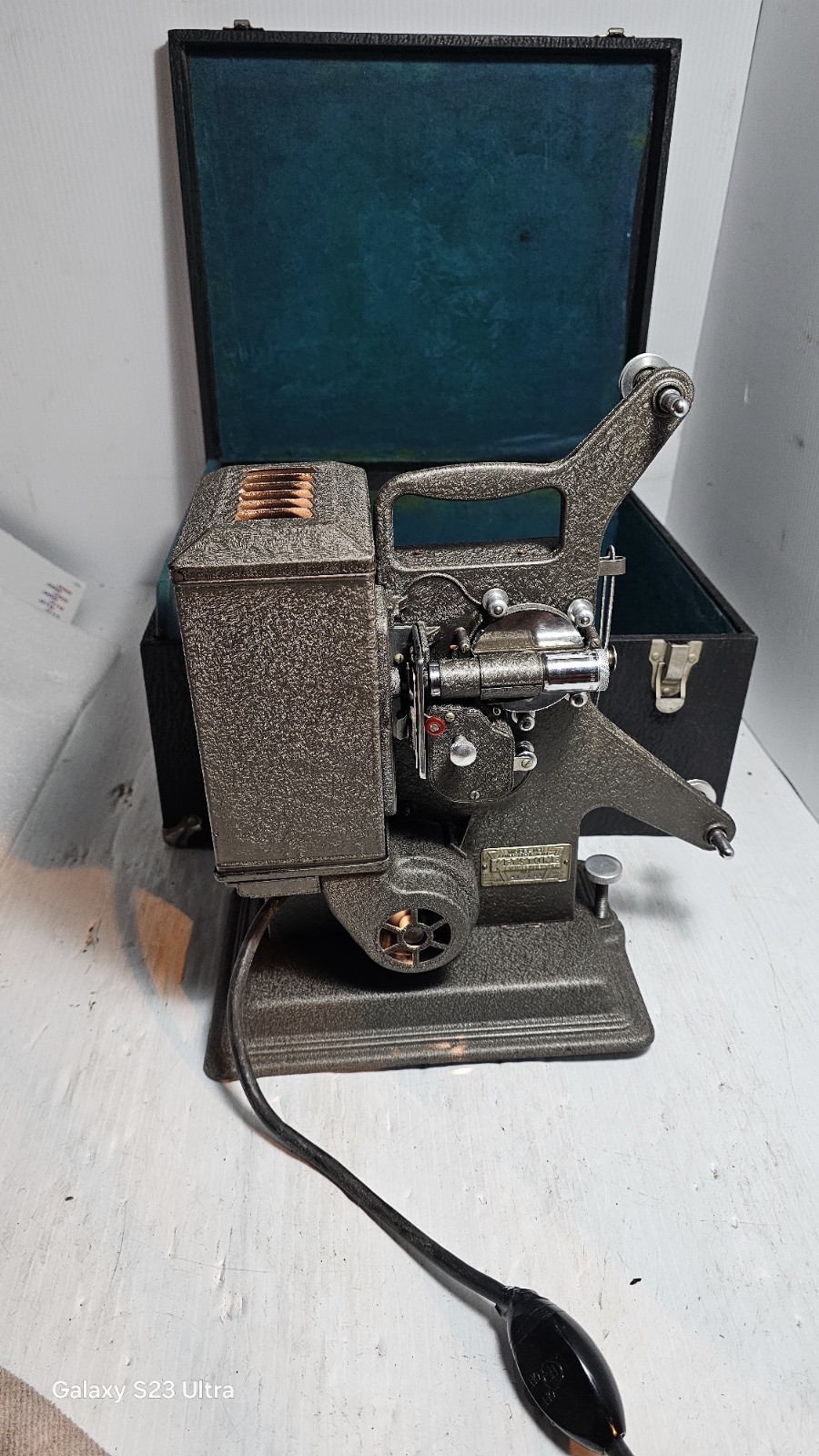 Vintage KEYSTONE 8mm PROJECTOR MODEL M-8 Super Projector, Lights On and Spins.