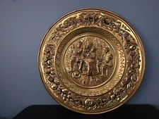 HAMMERED BRASS REPOUSSE WALL PLATE HANGING CHARGER TRAY MEN IN TAVERN PUB SCENE