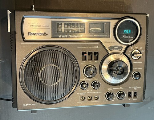 Panasonic radio FM/AM Model RF-2600 Made in Japan *Read*