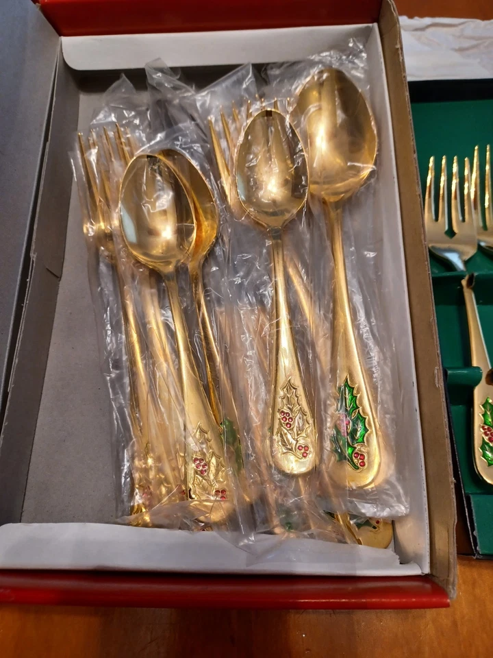 Juego de 20 cubiertos de Navidad Hollyberry Classic Traditions chapado en oro de acero inoxidable Foto 4 de 4