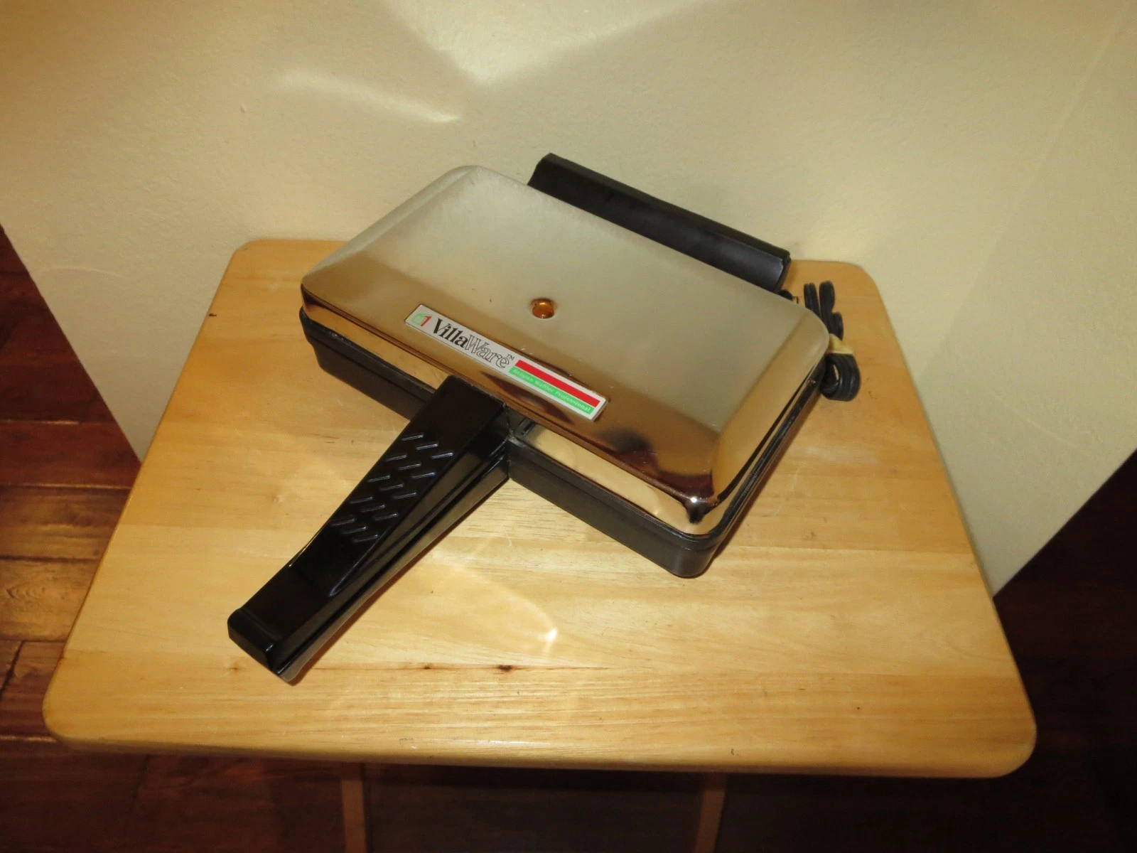 VILLAWARE Belgian Waffler Waffle Maker Professional Electric 5200-NS