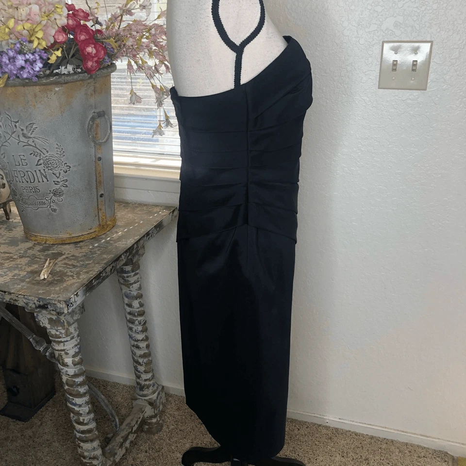Vestido Vaina Phoebe Couture Negro Sin Tirantes Plisado con Obturador Foto 4 de 4