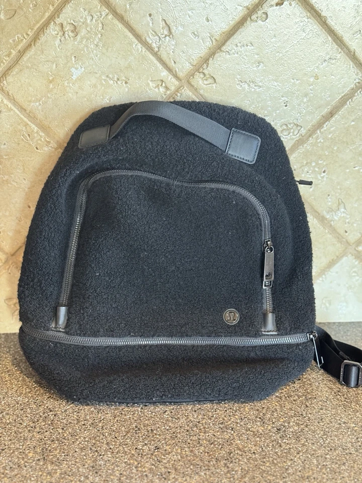 Mochila de aventurero Lululemon para mujer mini sherpa polar correas ajustables negra Foto 3 de 4