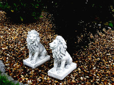 Steinfigur Tierfigur Löwenpaar links und rechts schauend grau patiniert 
