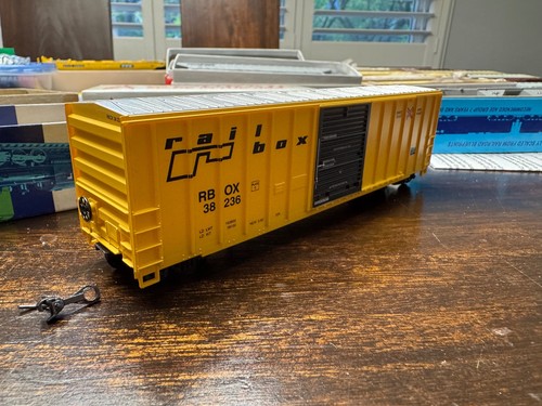 Roundhouse HO 50' FMC 1972 Railbox #38236 kit montado | Zustand: New