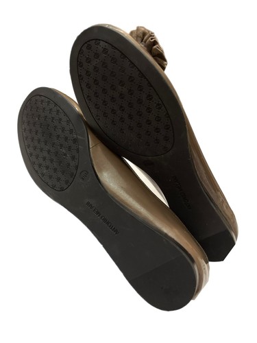Antonio Melani Ballet Flats Womens Sz8.5 Patent Leather Brown Ribbon Flowers - Picture 4 of 4