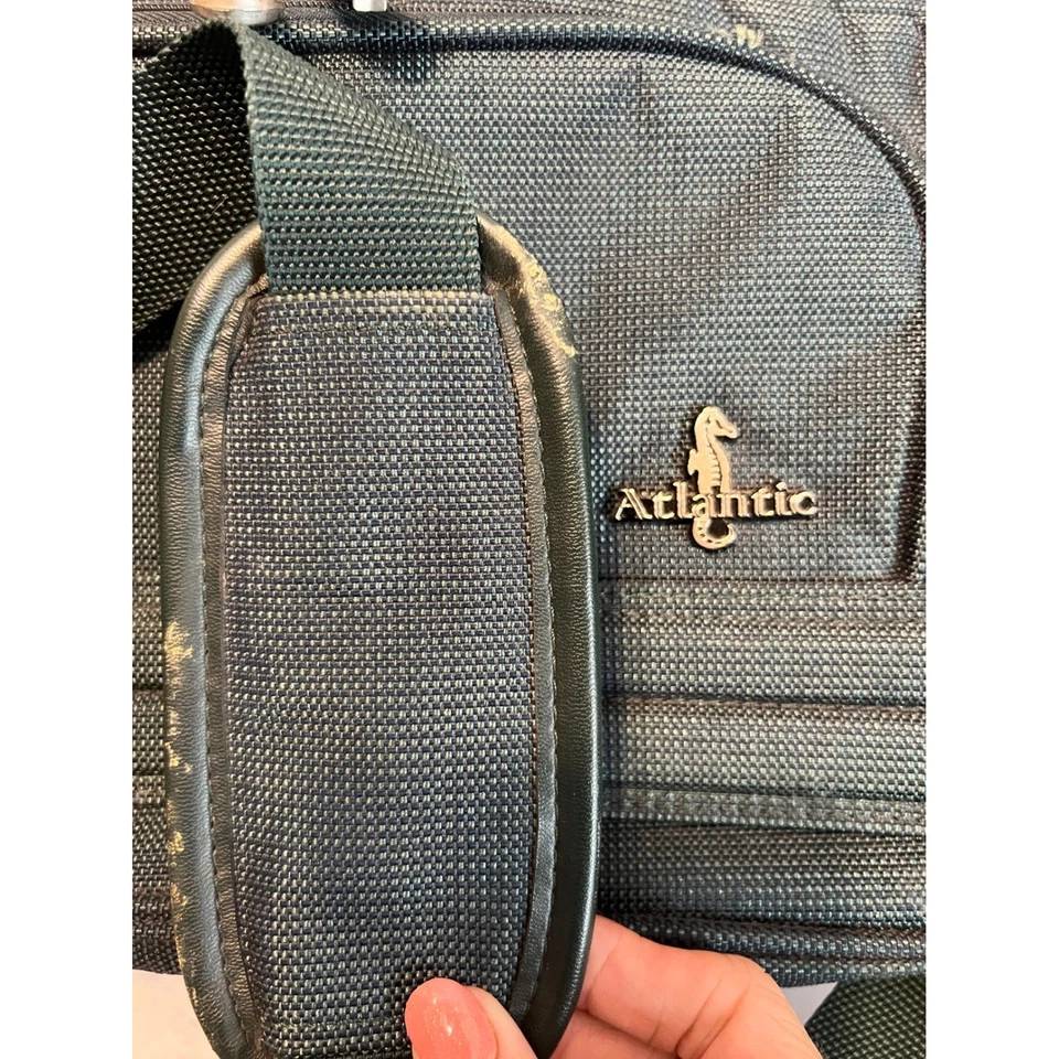 Bolsa de viaje Atlantic Carry-On 16x8x10 de nailon verde, usada hecha en EE. UU. Foto 2 de 4